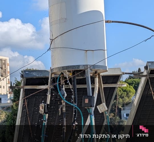 דוד שמש עם צינורות ומים זורמים על גג